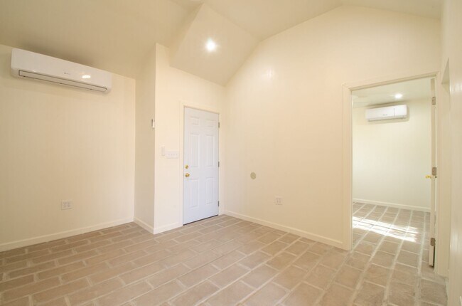 Building Photo - Newly Remodeled Home Near University of Arizona!