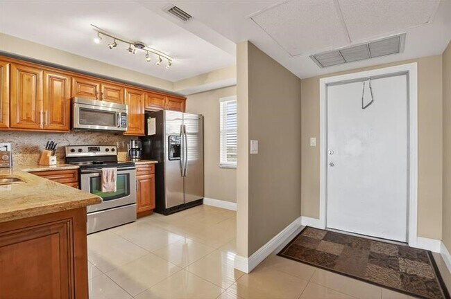 Building Photo - 605 Oaks Dr