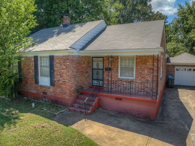 Building Photo - 4 bed/2 bath