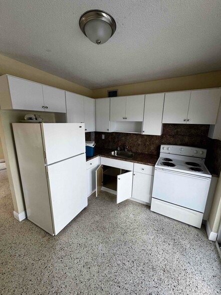 Primary Photo - 944 NW 6th St