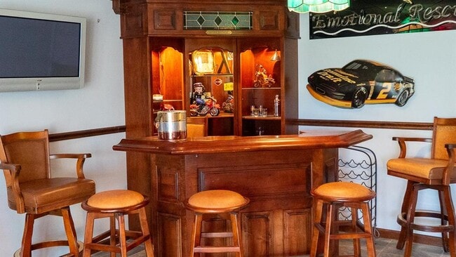 Building Photo - 1635 Royal Palm Dr S