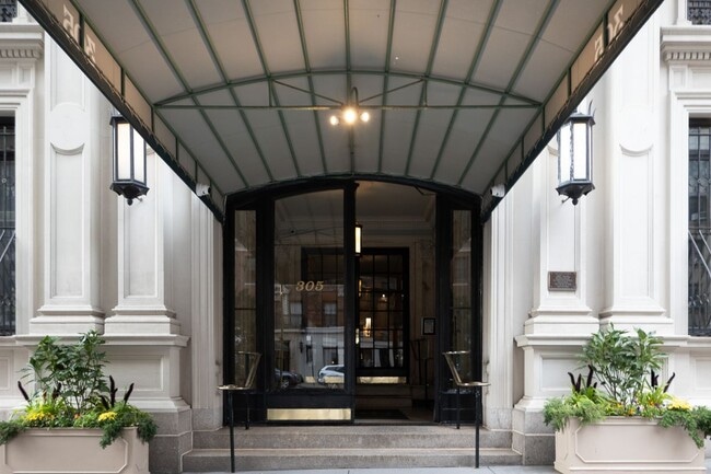 Building Photo - 305 W 72nd St