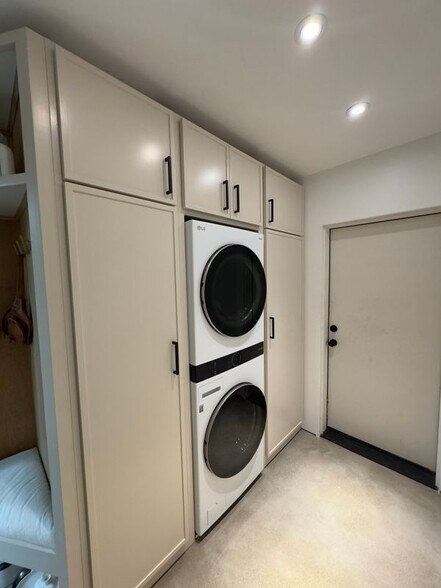 Building Photo - 2809 Casberg-Burroughs