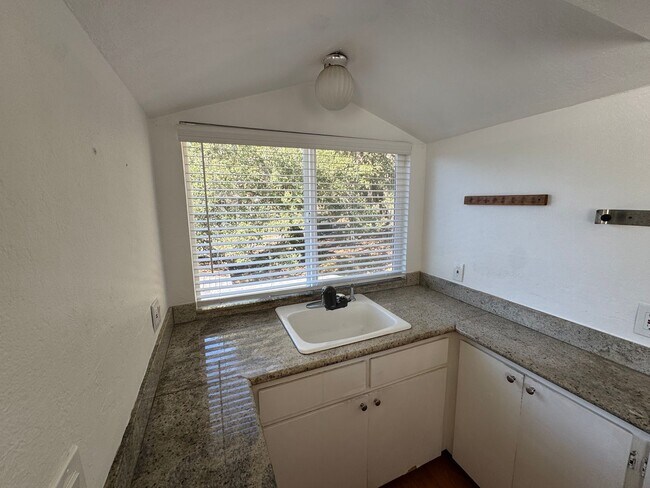 Building Photo - Country Living just minutes from Town