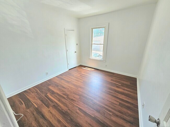 Building Photo - 483 Ferry St