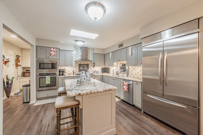 Building Photo - Coming Soon! Spacious 3 Bed, 2 Bath Duplex in the Heart of Overton West