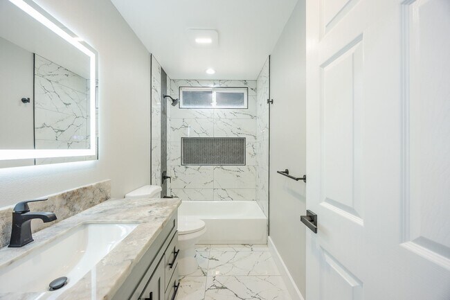 Building Photo - New modern studio with one bath