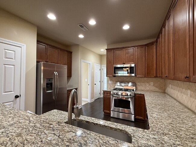 Building Photo - 1012 Scarlet Woods