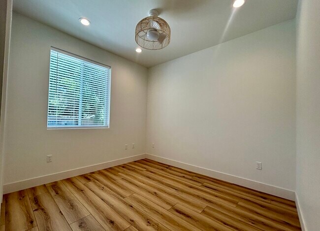 Building Photo - Beautiful 2bd/1ba 900 sq. ft. ADU in Roseville! Own private driveway! SOLAR!