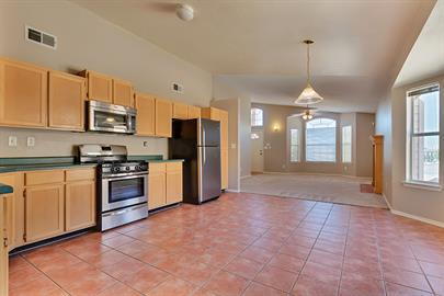 Building Photo - Single story 3 bedroom 2 bath home with REFRIGERATED AIR.