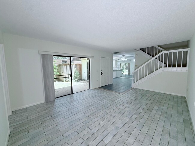 Building Photo - 710 7th Ln