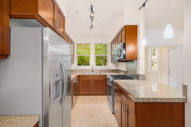 Building Photo - Updated 2 Bedroom 2 Bath Redmond - 1 Car D...