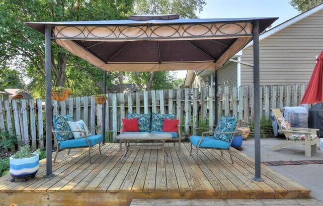 Building Photo - Spacious Tri-Level Home With Modern Upgrad...