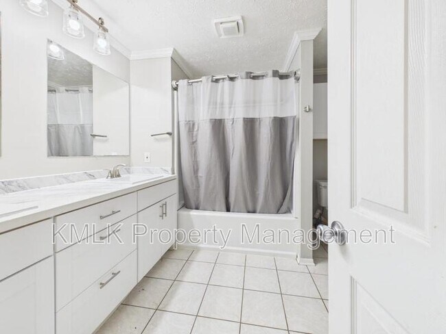 Building Photo - 3957 Cox Rd
