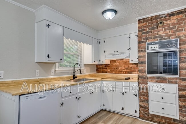 Building Photo - 323 Pineview Dr