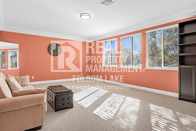 Building Photo - Fully furnished 5bd 3ba home in desirable Carmichael neighborhood