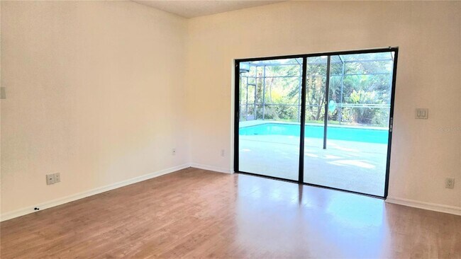 Building Photo - 3037 Crest Dr