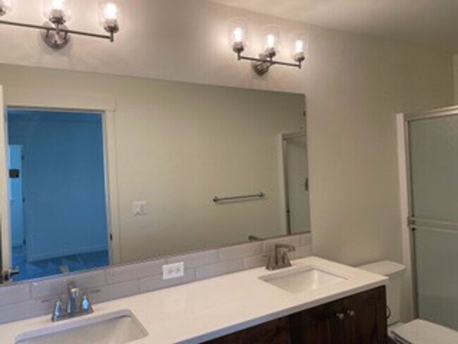 Building Photo - End unit Pahlish Townhome!