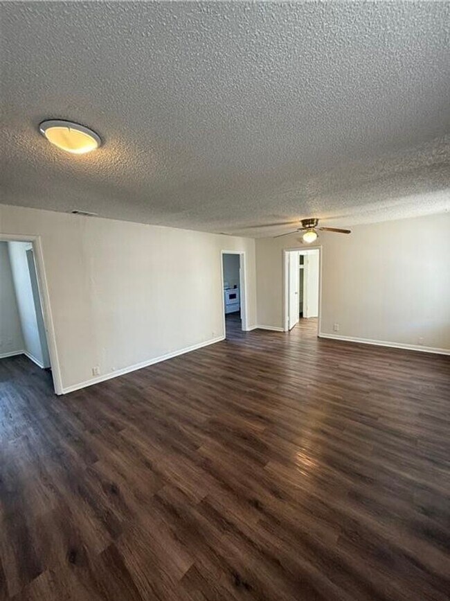 Building Photo - Cozy newly renovated corner lot 3 bedroom 2 bath home available now!