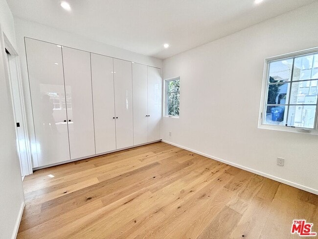 Building Photo - 1979 N Kenmore Ave