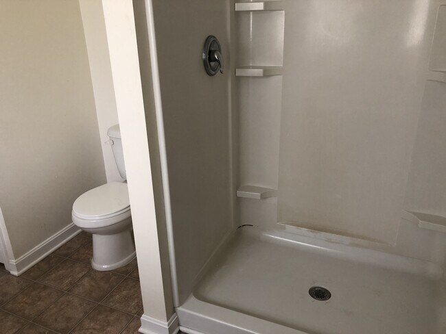 Building Photo - Spacious 2 BED/2 Bath -Off Street Parking!!