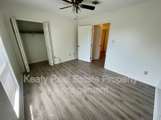 Building Photo - 118 Country Ln