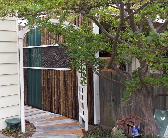 Private entrance to Apartment off street/driveway. - 8261 Northrop Plz SW