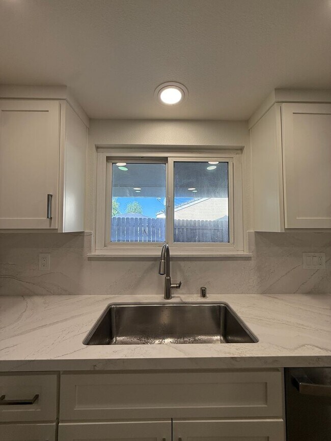Building Photo - Just Beautifully Updated Village Hills Single Story Home in Orcutt