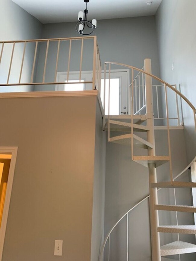 Building Photo - Spacious 3 bedroom 3.5 Baths 2 Home Office...