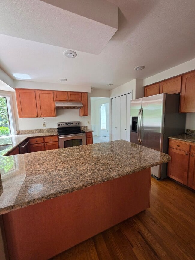 Building Photo - Lovely 4 bedroom Somerset Home in Private Wooded Setting