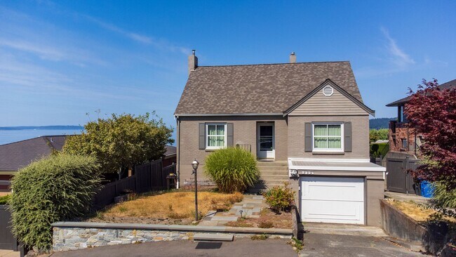 Building Photo - Stunning North Beach 4 bedroom, 3.5 bath with breathtaking view.