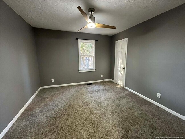 Building Photo - 413 Country Club Dr