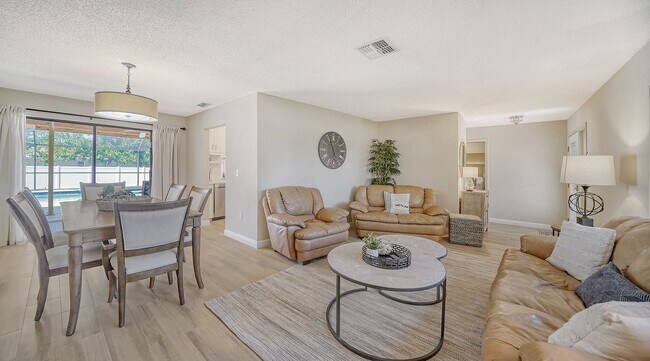 Building Photo - 3 Bedroom, 2 Bath Home with Pool Near Sies...