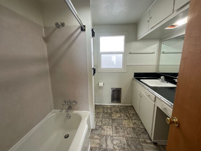 Building Photo - 2 Bed, 1 Bath in- Downtown Ferndale