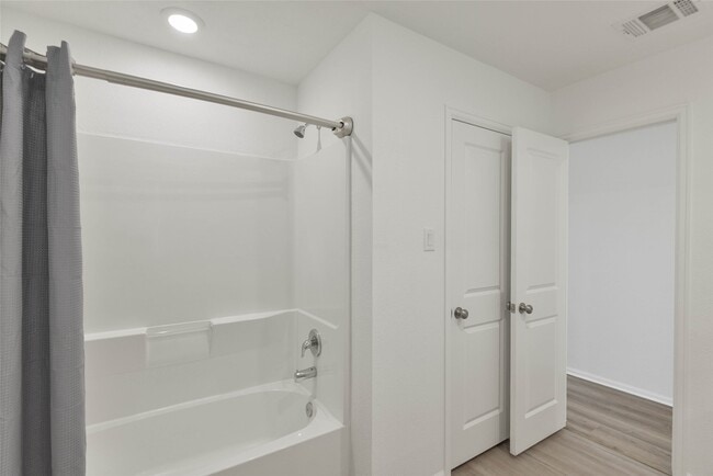 Building Photo - 3015 Wedgewood Cv Wy