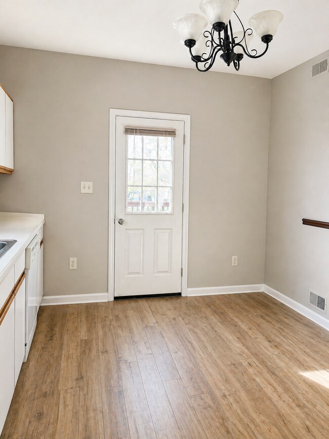 Building Photo - *** Amazing Apartment in Mt. Washington * Pet Friendly * Duplex style * Available Now * Spacious ...