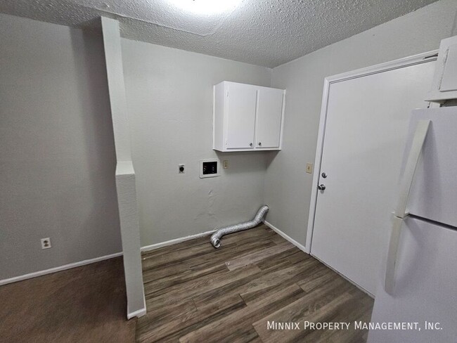 Building Photo - Plainview Apartments 2 Bedroom 1 Bath - Ca...