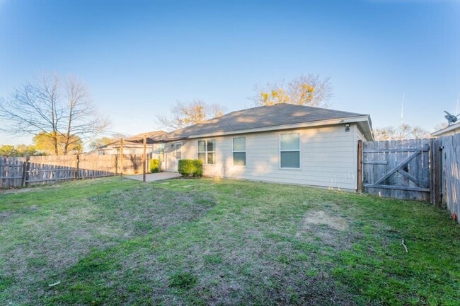 Building Photo - 1004 Muelhause St