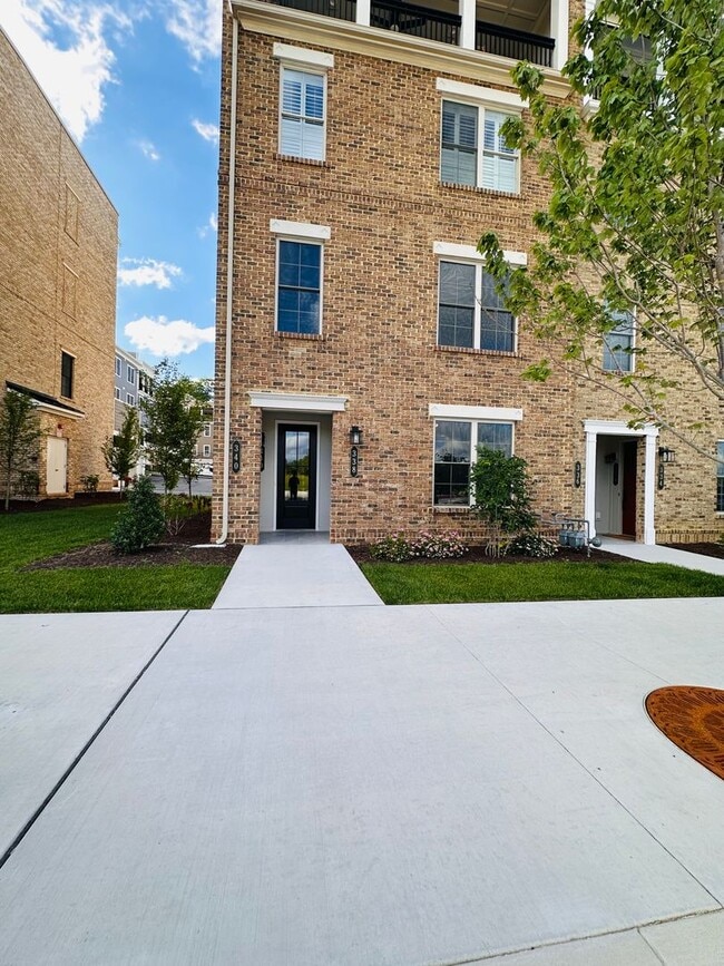 Building Photo - *$3000 Leasing Special*  Modern 3 Bedroom, 2.5 Bath Townhouse