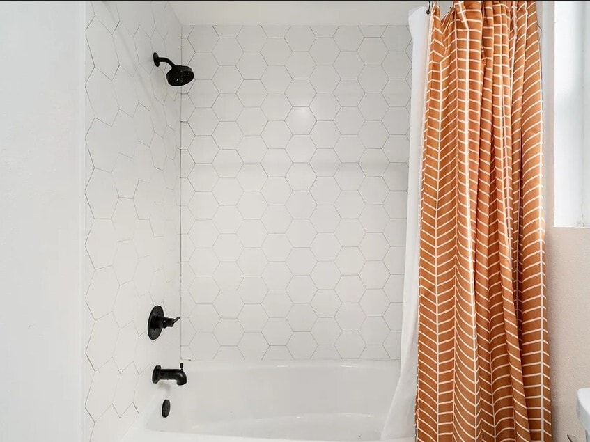 tub/shower combo - 400 E 30th St