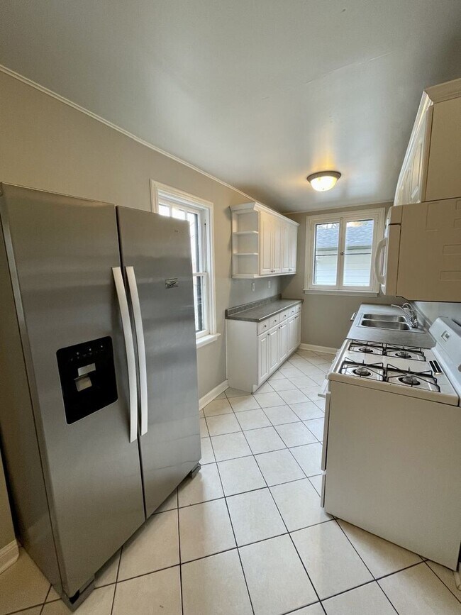 Building Photo - Huge 5-bed 2-bath house with 3rd level family room. Avail June 1 2026