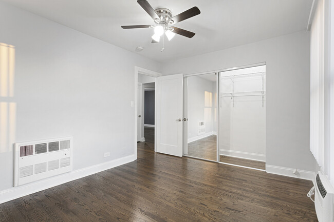Building Photo - 7634 N Eastlake Terrace