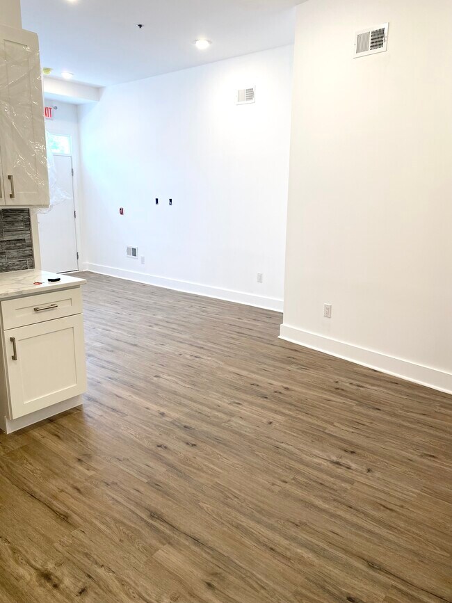 Building Photo - 2425 Frankford Ave