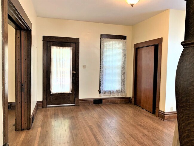 Building Photo - Large Beautiful Historic Home