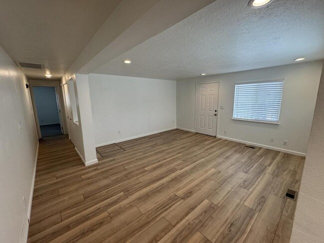 Building Photo - 6825 Lotus St