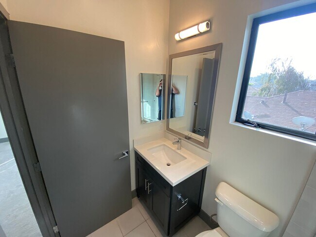 Building Photo - NEWER  SMART HOUSE 4BD*4BA*TOWNHOME*HWFLS*WASHER/DRYER IN UNIT* YARD*BALCONY*STAINLESS APPLIANCES...