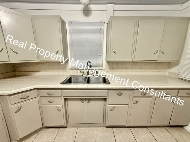 Building Photo - 3 Bedroom with Spacious Backyard