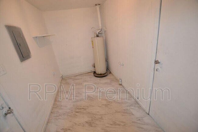 Building Photo - 6866 Autumn Ave