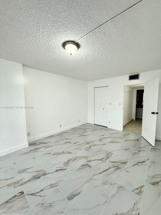 Building Photo - 800 Parkview Dr