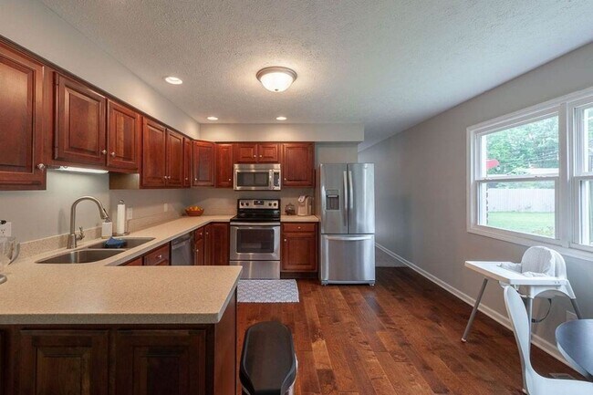 Building Photo - Beautiful home located in Sycamore Knolls!